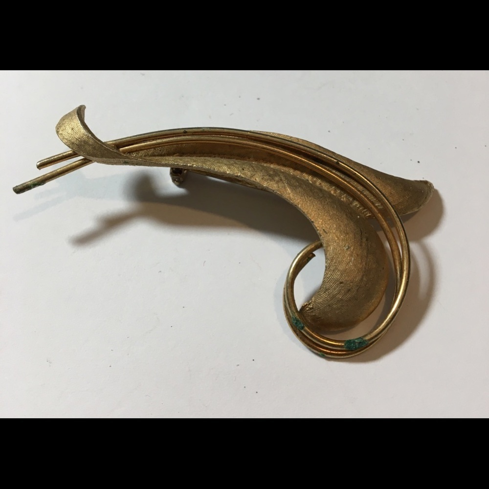 VINTAGE Gold tone Brooch pin